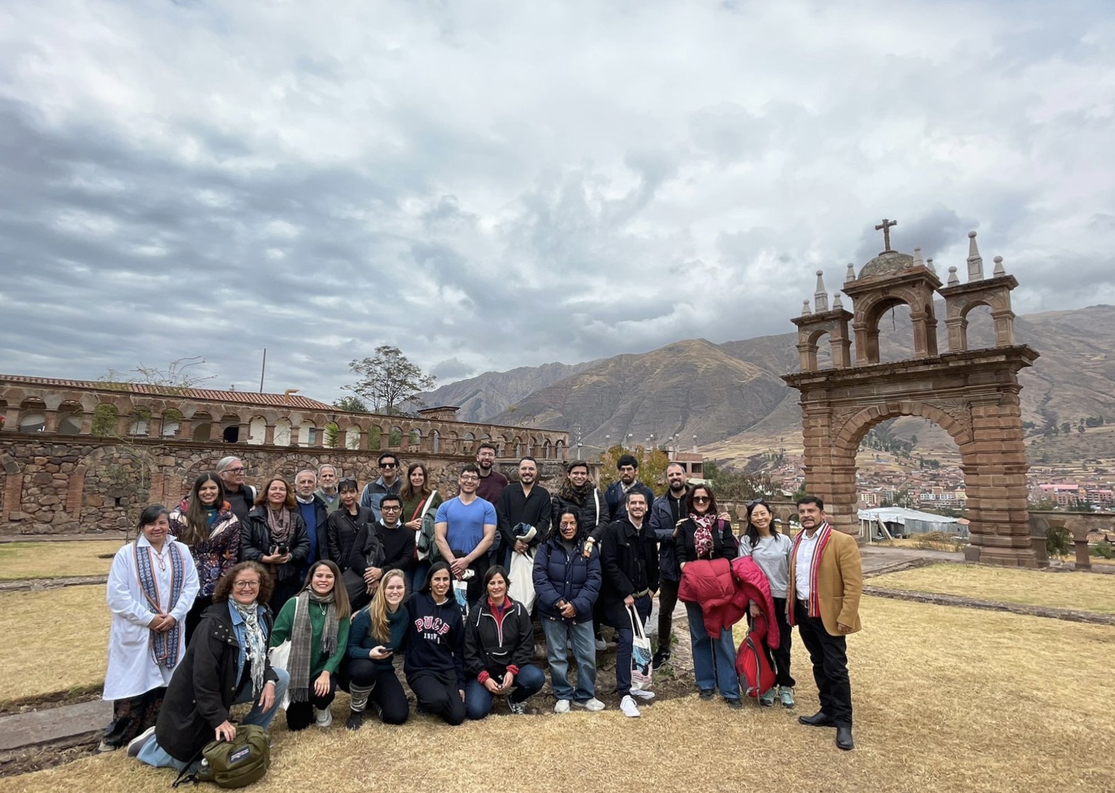 Investigadores analizando material