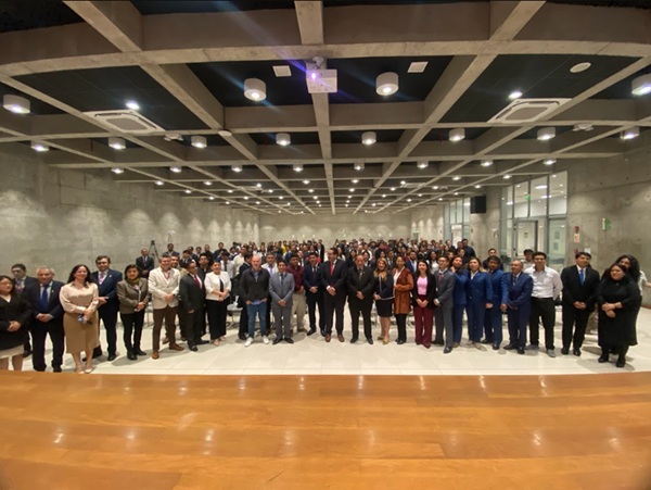 Investigadores colaborando en equipo